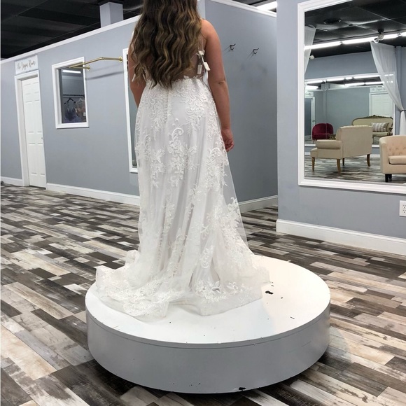 •BRAND NEW• Wedding Dress - Picture 5 of 6